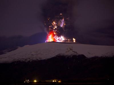Der Vulkan Eyjafjallajökull ist weiter aktiv und verursacht neben Lavaströmen auch Wolken vulkansicher Asche. Vulkan Eyjafjallajökull bei Nacht