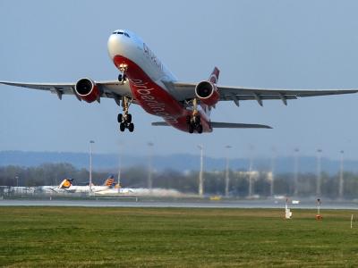Ein Flugzeug von Air Berlin hebt vom Flughafen München ab. Air-Berlin-Maschine