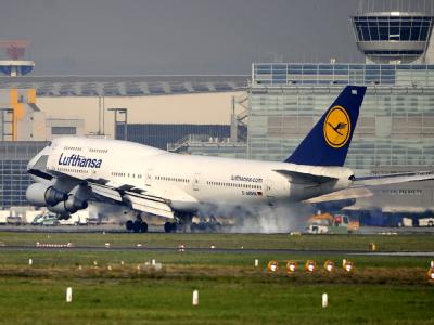 Eine Boeing 747 der Lufthansa landet auf dem Flughafen Frankfurt am Main. Landung