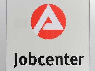 Blick auf das Logo der Arbeitsagentur am Eingang eines Jobcenters. Jobcenter