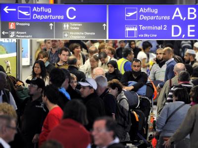 Reisende warten auf dem Flughafen Frankfurt am Main vor den Schaltern der Fluggesellschaften. Flugsicherung gibt Luftraum frei