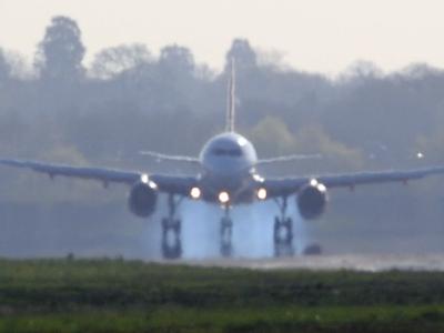 Das erste Flugzeug seit Tagen landet auf dem Londoner Flughafen Gatwick. Landung