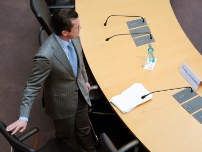 Bundesverteidigungsminister Karl-Theodor zu Guttenberg (CSU) nimmt im Kundus-Untersuchungsausschuss seinen Platz ein. Untersuchungsausschuss Kundus