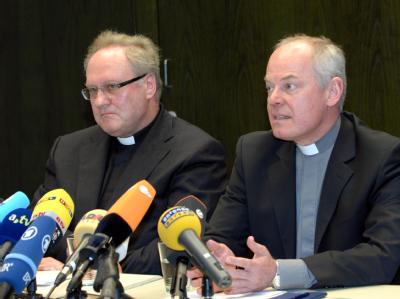 Generalvikar Karlheinz Knebel (l) und Weibischof Anton Losinger geben in Augsburg eine Pressekonferenz zum Rücktrittsangebot von Bischof Mixa. Rücktritt Bischof Mixa