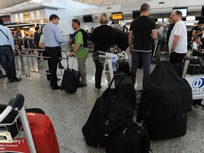 Fluggäste warten vor dem Lufthansa-Schalter auf dem International Airport in Hongkong auf einen Rückflug nach Deutschland. (Archivbild) Warten auf Anschluss