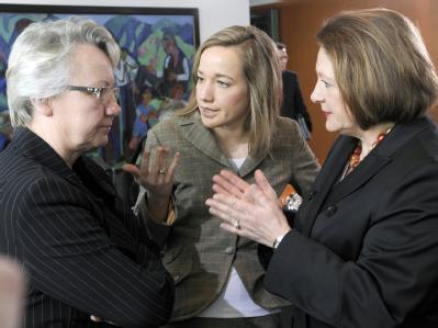 Leiten den Runden Tisch: Bildungsministerin Schavan (l), Familienministerin Schröder (beide CDU) und Justizministerin Leutheusser-Schnarrenberger (FDP, r) Runder Tisch zu Kindesmissbrauch