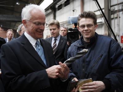 Volksnah: Jürgen Rüttgers beim Wahlkampftermin in einem Industriebetrieb. Jürgen Rüttgers