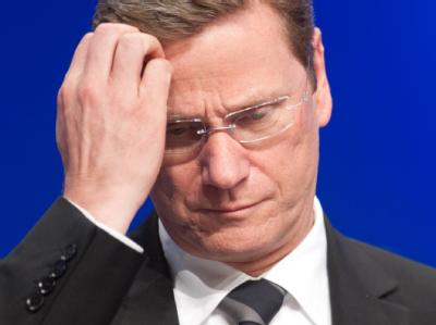 Zwischen den Stühlen: Der FDP-Vorsitzende Guido Westerwelle kratzt sich auf dem Bundesparteitag seiner Partei am Kopf. FDP-Parteitag