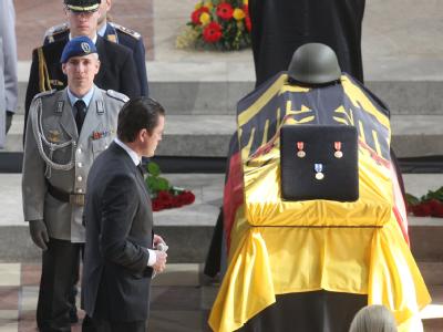Bundesverteidigungsminister Guttenberg hat in Ingolstadt als einziger Vertreter der Bundesregierung eine Trauerrede gehalten. Verteidigungsminister Guttenberg im Ingolstädter Münster