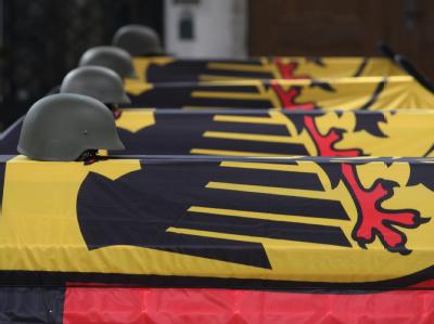 Die Särge der vier getöteten Soldaten stehen aufgebahrt im Münster von Ingolstadt (Oberbayern). Trauerfeier für getötete Soldaten