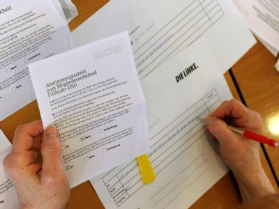 Mitarbeiter der Linkspartei zählen die Stimmzettel der Mitgliederbefragung aus. Auszählung Mitgliederbefragung Linke
