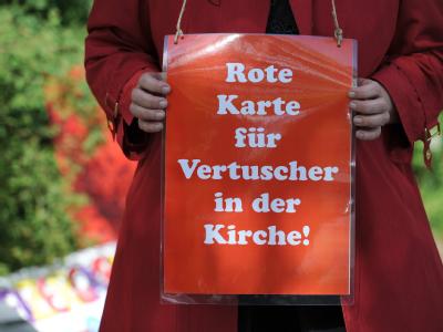 Protest vor dem Exerzitienhaus der Diözese Würzburg (Unterfranken): Die katholischen Bischöfe wollen in Würzburg die Leitlinien zum Umgang bei sexuellem Missbrauch von Kindern durch Geistliche überarbeiten. Bischöfe überarbeiten Leitlinien - Protestschild