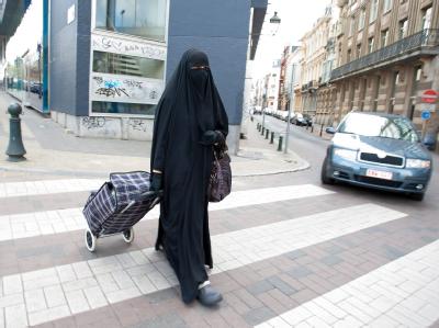 Das belgische Parlament hat beschlossen, das Tragen von Ganzkörperschleiern zu verbieten. Frau mit Ganzkörperschleier in Brüssel