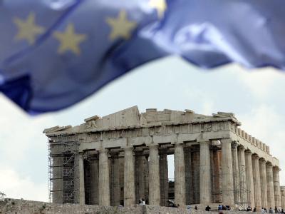 Griechenland erhält Finanzhilfe von den Euro-Ländern.. EU-Flagge vor Akropolis