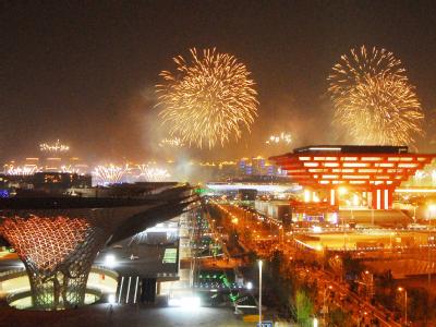 Feuerwerk über dem chinesischen Pavillon und dem Expo-Gelände in Shanghai. Expo 2010