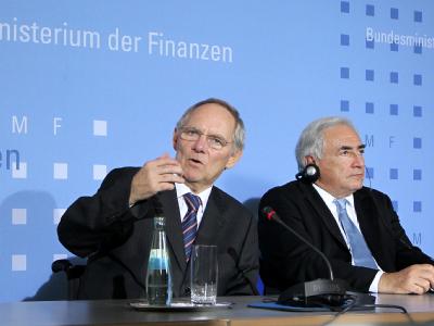 Beratung über Griechenland-Krise: Der Direktor des Internationalen Währungsfonds (IWF), Dominique Strauss-Kahn (r) und Bundesfinanzminister Wolfgang Schäuble (CDU) Griechenland-Krise