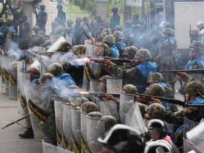 Die Armee feuert Gummigeschosse auf Regierungsgegner Proteste in Bangkok