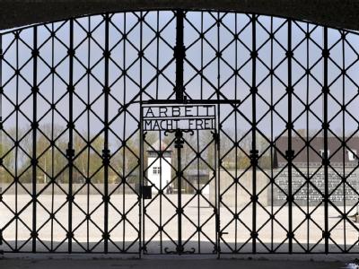 Das stählerne Eingangstor mit der Inschrift Dachau
