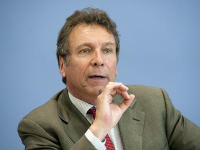 Klaus Ernst in der Bundespressekonferenz in Berlin. Klaus Ernst
