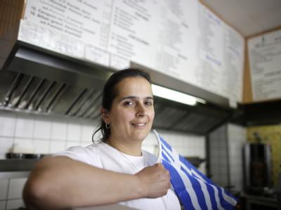 Die Griechin Maria Charalampidou in ihrem Gyrosgrill in Köln. Griechin Maria Charalampidou