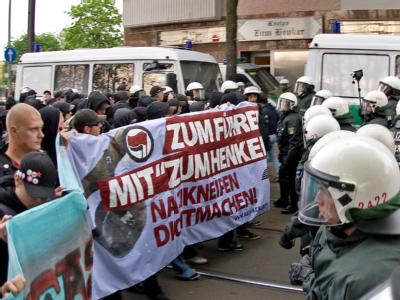 Ein Bündnis Berliner Antifa-Gruppen demonstriert vor einer Neonazi-Kneipe in Berlin-Schöneweide. Walpurgisnacht in Berlin