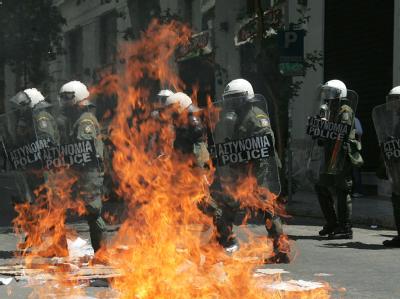 Gewaltsame Zusammenstöße zwischen Polizei und Demonstranten bei den Mai-Demonstrationen in Athen. Maidemonstration in Athen