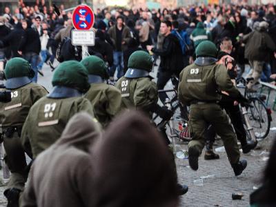Jagdszenen in Berlin auf den Spreewaldplatz, nachdem bei einer Demonstration Steine und Flaschen geworfen wurden. 1.Mai in Berlin