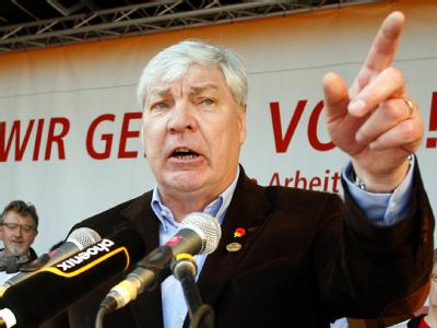 Michael Sommer, Vorsitzender des Deutschen Gewerkschaftsbundes (DGB), spricht am Tag der Arbeit in Essen zu den Gewerkschaftsmitgliedern. Michael Sommer