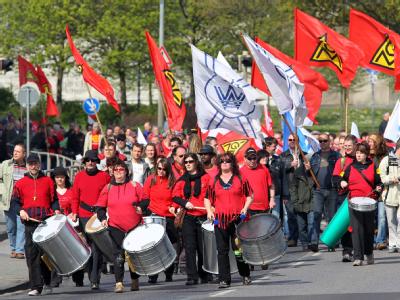 In Rostock demonstrieren mehrere hundert Teilnehmer der Mai-Kundgabung. Der DGB hatte zu der traditionellen Veranstaltung am Tag der Arbeit aufgerufen. 1. Mai-Demonstration