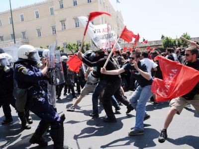 Zusammenstöße zwischen Polizei und Demonstranten am 1. Mai: Athen hat ein drastisches Sparprogramm beschlossen, um den Haushalt zu sanieren. 1. Mai - Demo