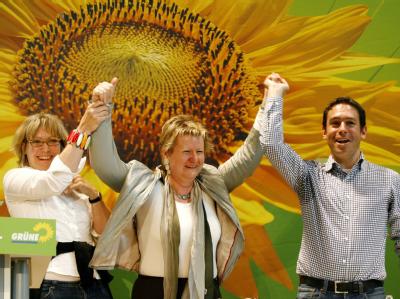 Sylvia Löhrmann (M.), Spitzenkandidatin der NRW-Grünen, jubelt. Jubel bei den Grünen