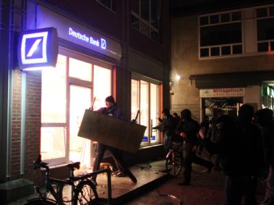 Randalierer zerstören im Hamburger Schanzenviertel die Fenster der Mai-Krawalle