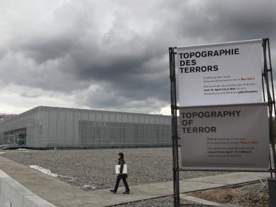 Dunkle Wolken über dem Gelände des ehemaligen Reichssicherheitshauptamtes (RSHA) mit dem neuen Ausstellungsgebäude Topographie des Terrors