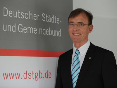 Der DStGB-Geschäftsführer Gerd Landsberg fordert eine grundlegende Neuordnung der Ausgaben- und Einnahmesituation. Landsberg