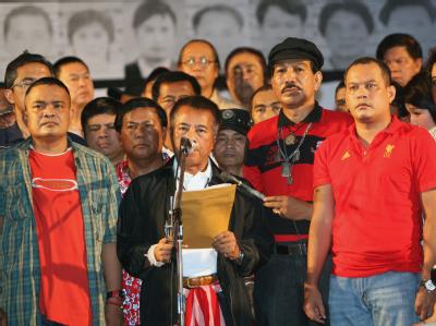 Der UDD-Vorsitzende Veera Muksikapong spricht am Dienstag zu seinen Anhängern. Krise in Thailand