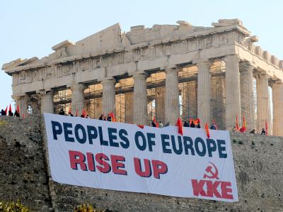 Die Kommunistische Partei Griechenlands ruft mit einem Transparent auf der Akropolis zu Solidarität auf. Demonstration auf der Akropolis