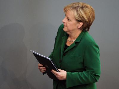 Bundeskanzlerin Angela Merkel verlässt das Rednerpult im Bundestag. Kanzlerin