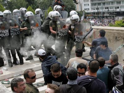 Demonstranten attackieren die Polizei vor dem griechischen Parlament in Athen. Eskalation der Proteste in Athen