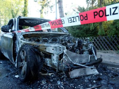 Die Serie der Brandanschläge auf Autos in Hamburg reißt nicht ab. Ausgebranntes Auto