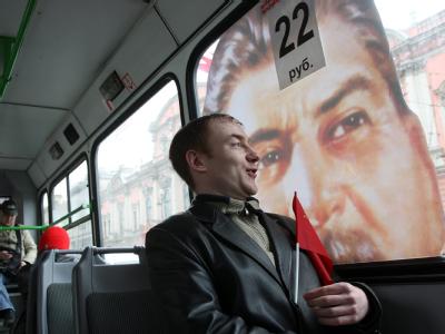 Die Fensterscheibe eines Busses in St. Petersburg ist mit dem Porträt von Sowjet-Diktator Stalin beklebt. Stalin-Bus