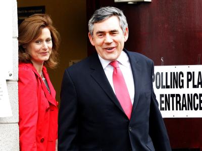 Premierminister Gordon Brown gab in North Queensferry seine Stimme ab. Brown