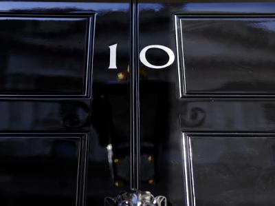 Wer zieht hier demnächst ein? Die Tür zu Downing Street Nr. 10 in London, Sitz des britischen Premier. 10 Downing Street