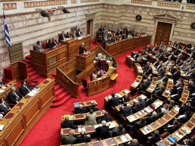 Der griechische Ministerpräsident Papandreou spricht während der Debatte über das umstrittene Sparpaket. Griechisches Parlament