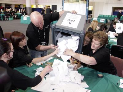 Der Andrang auf die Wahllokale war groß, in manchen Stimmbezirken gingen sogar die Wahlzettel aus. Anderorts kamen Hunderte Wähler nicht mehr zum Zug und wurden weggeschickt - ein juristisches Nachspiel bahnt sich an. Großer Andrang auf Wahllokale