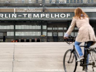 Am Wochenende können Gäste auf dem Flughafen-Gelände skaten, radeln oder mit einem Velo-Taxi spazieren fahren. Flughafen Tempelhof