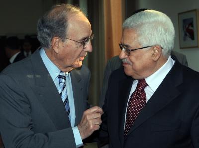 Der US-Nahost-Gesandte George Mitchell (l) und Palästinenserpräsident Mahmud Abbas führen Gespräche in Ramallah. George Mitchell und Mahmud Abbas