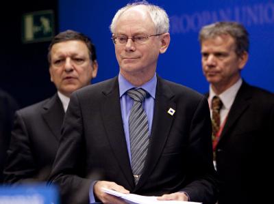EU-Ratspräsident Herman Van Rompuy (M) und Kommissionspräsident José Manuel Barroso (l) wollen den Euro verteidigen. EU-Sondergipfel