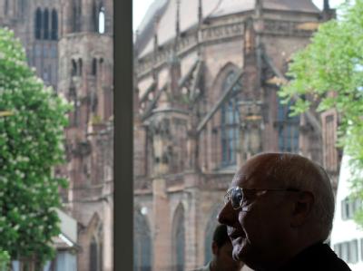 Der Vorsitzende der katholischen deutschen Bischofskonferenz, Robert Zollitsch, bei einer Pressekonferenz zum Thema Bischof Walter Mixa. Robert Zollitsch