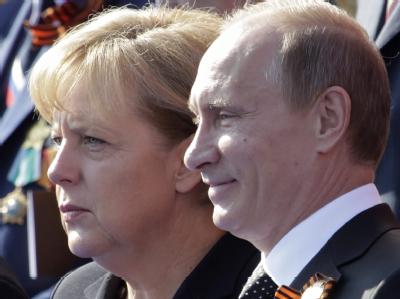Kanzlerin Merkel und Russlands Ministerpräsident Putin beobachten die Militärparade in Moskau zum Gedenken an den Sieg über Deutschland 1945. Militärparade in Moskau