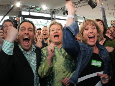 Sylvia Löhrmann (mitte), Spitzenkandidatin der Grünen in Nordrhein-Westfalen, die Landesvorsitzenden Daniela Schneckenburger und Arndt Klocke (links) jubeln nach Bekanntgabe der ersten Prognose in Düsseldorf. Sylvia Löhrmann jubelt